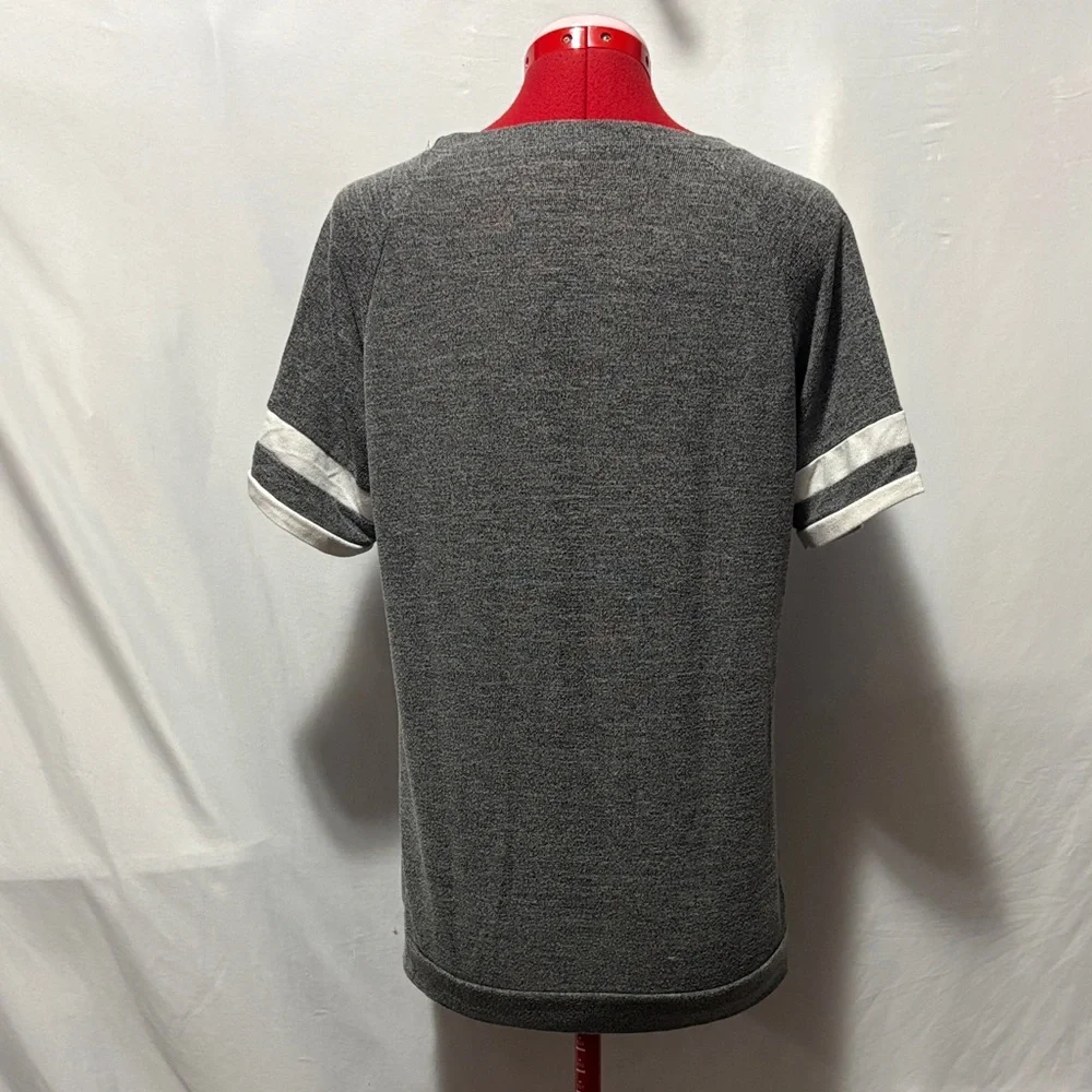 Gray Short-Sleeve Crewneck Shirt with Contrasting Sleeve Stripes - Picture 3 of 5
